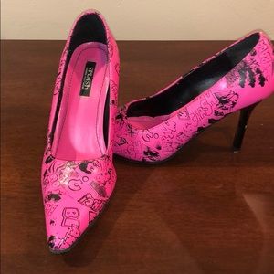 Splash pink comic print heels